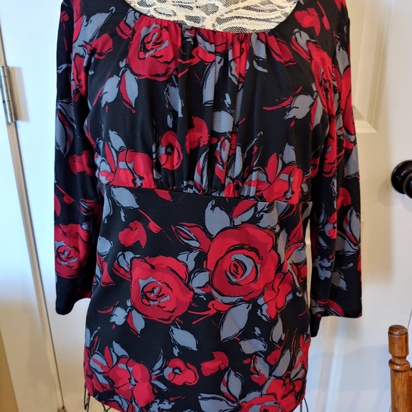 Beautiful Rose top - Picture 4 of 4